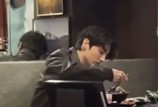"혼밥하고 팬들과 사진까지" BTS 정국, 또 고깃집서 포착…이번엔 어디?