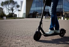 친구 태우고 킥보드 과속…"아내는 사망" 60대 부부 친 '무면허' 여고생