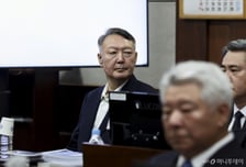 법정서 곽종근 만난 윤석열…"의원 끌어내라 지시?" 소리내 웃기도