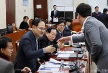 "뭐라고?" "야 인마" 공군 오산기지 압수수색한 특검 놓고 또 '막말'