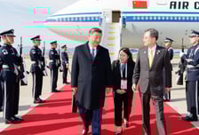 習, 내리자 마자 '조현' 손 부터 잡았다