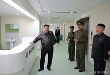'트럼프 러브콜'엔 끝내 무반응…북한 김정은, 완공 앞둔 병원 시찰