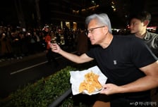 교촌, 프리장서 16% 상승…젠슨황·이재용·정의선 '치킨' 회동 효과