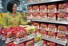 신라면 1등 아니었어...? 롯데마트, 외국인 매출 1위 찍은 K라면은