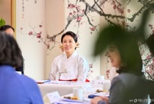 김혜경 여사, APEC 대표 배우자들 불국사 초청…"늘 행운과 행복 함께하길"