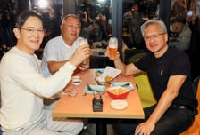 가만히 있다가 로또 맞았다…APEC 최대 수혜는 깐부치킨·올리브영?