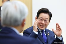 [속보]이재명 대통령, 젠슨황 만나 "치킨 먹는 것 온국민과 지켜봐, 골든벨까지"