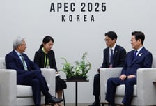 [속보]이재명 대통령, 젠슨황 만나 "국민들 엔비디아 투자 큰 관심, 정부도 전폭 지원"