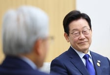 [속보]이재명 대통령, 젠슨황 만나 "옛날 용산전자상가 가는 마음으로 한국 전역 다녀주길"