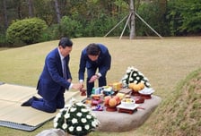 신동빈 롯데 회장, 故 신격호 명예회장 선영 찾아 추모