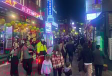 이태원 거리에 빨간 펜스 '쫙'…핼러윈데이 인파 관리 '이상무'