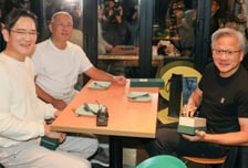 "젠슨 황 자리서 치킨 먹자" 오전10시 오픈런…'성지순례' 대기로 북적