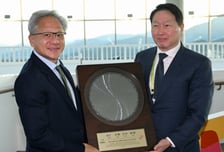 최태원 "젠슨 황과 'AI 혁신' 깊은 논의…한국 모델, 세계 표준 될 것"