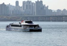 한강버스, 34일 만에 운항 재개…서울시 "숙련도·정시성 향상"