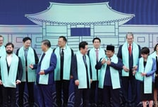 이재명 대통령, APEC 정상들과 옥색 '한복 목도리' 두르고 단체사진 촬영