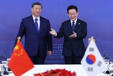 '맞잡은 두 손'...이재명 대통령 "지방에서 성장한 공동 경험" 시진핑 주석 "떼려야 뗄 수 없는 동반자"