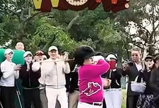 "93세 맞아?" 보는 사람도 입이 쩍…이길여 총장 골프스윙 모습 '깜짝'