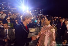 '경주 APEC' 물들인 김혜경 여사 '한복외교'···대통령 손 안닿는 곳 챙겼다