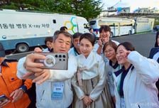 대통령 손 안닿는 곳까지… 경주APEC 물들인 김혜경 여사 '한복외교'