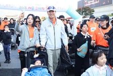 도심 메운 아이들 웃음소리… 온가족 '유아차 런'