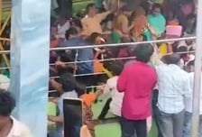 "서로 밀치다 난간 무너져"…2만5000명 몰린 인도 사원서 참혹한 압사