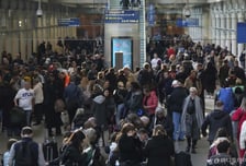 "11명 실려갔다" 달리던 영국 열차서 흉기 난동…용의자 2명 체포