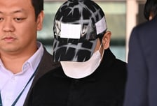 검찰, 이선균 수사정보 유출한 전직 경찰관에 징역 3년 구형