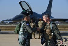 한미 합참의장, KF-16·F-16 타고 연합 편대비행…한미동맹 역사상 최초