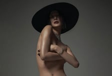 역시 톱모델…이현이 '데뷔 20주년' 상반신 노출 파격 화보