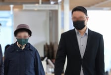 김건희 모친·오빠 특검 출석…나란히 마스크 쓰고 '묵묵부답'