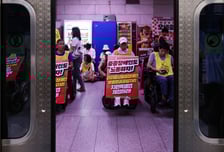 전장연 지하철 탑승 시위…1호선 서울역 무정차 통과 중