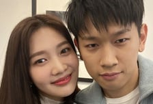 "4년째 열애 중" 크러쉬, ♥조이 여동생 결혼식 축가 목격담 '화제'