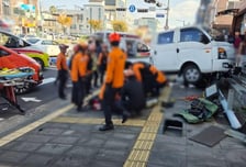 트럭이 오토바이 충돌 후 인도 덮쳐…1명 심정지, 2명 중상