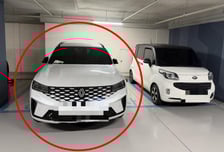 경차 자리 두 칸 주차 항의했더니…"협박해? 고소" SUV 적반하장