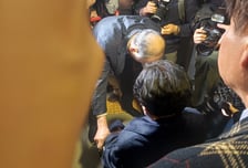 "금거북이 왜 건넸나"…묵묵부답, 이배용 김건희특검 출석