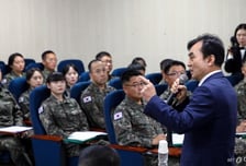 국방부 "상사 7200만원, 대위 5500만원…중견기업 수준 보수 인상 추진"