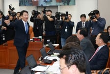 여야 의원들 '배치기 몸싸움'…고성·막말 오간 대통령실 첫 국감