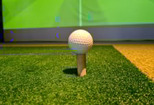 스크린 맞고 튕긴 골프공에 손가락 골절…배상 책임은 누구에게?