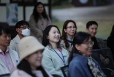 "잘 지냈어" 보다 좋은 말은…연극 보던 은둔 청년들 '눈물 글썽'