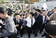 멱살 잡히고 단추 뜯기고…장동혁, 진보단체 반발에 5.18 묘역 '반쪽 참배'