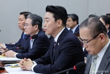 강훈식 비서실장, 국감 도중 울산발전소 사고 보고 "2명 구조, 7명 매몰···재난본부장 현장행"