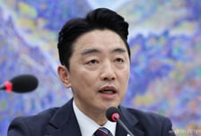 강훈식, 野 김현지 십자포화에 "50명 비서관 중 한명…과도하게 공격"