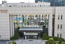 아파트 입구 노상방뇨 하더니…"경찰 간부랑 술 마셨다" 소란 피운 한은 본부장