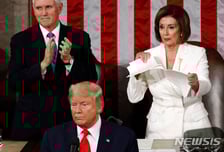 트럼프 뒤에서 연설문 갈기갈기…美 최초 여성 하원의장 "내년 불출마"