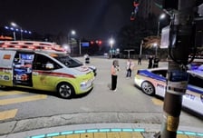 우회전 차에 쾅…"차 밑에 초등생 깔렸다" 시민들 달려와 '번쩍'