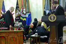 글로벌 제약사 임원, 백악관 발표 중 '실신'…트럼프 대통령도 '깜놀'