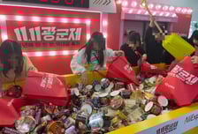 컵라면 쌓아놓고 "11초 안에 담으면 다 공짜"…대박 난 알리 팝업[리얼로그M]