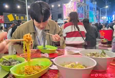 구미 라면축제 첫날 9만명 대박…'갓 튀긴 라면' 가득 맨 진풍경