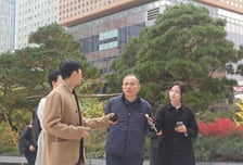 "오세훈, 여론조사비 대납시켰다"…명태균, 특검 출석