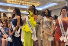 "멍청이"…미스 유니버스들에 윽박지르던 남성, 결국 '눈물'